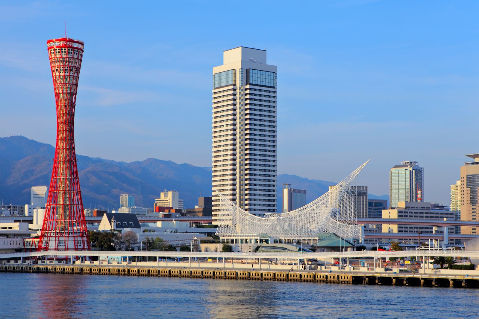 神戸ポートタワーと海洋博物館、背後に六甲山